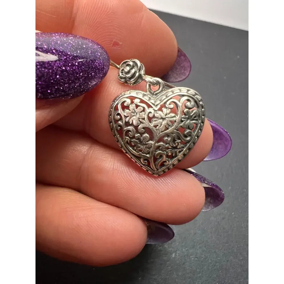 Sterling silver heart shaped earrings with floral design - Picture 5 of 8